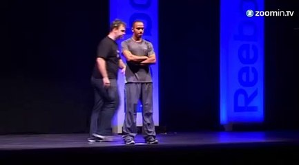 Lewis Hamilton dévoile ses biscoteaux