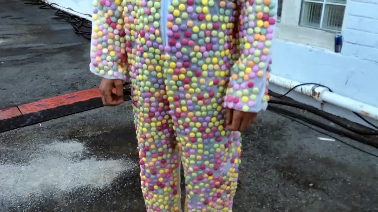 Il plonge dans du Coca-Cola avec une combinaison de Mentos