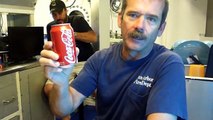 Ouvrir une canette de Coca-Cola au fond de l'océan