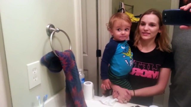 Un enfant découvre qu'il peut monter et baisser ses sourcils !