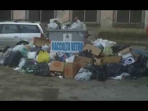 Aversa (CE) - Piazza Marconi, i rifiuti ormai sono un arredo urbano (21.09.15)