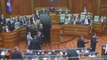 Des députés kosovars jettent des oeufs sur leur Premier ministre