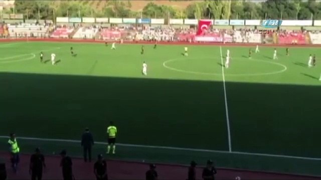 Ambulans maç oynanırken sahaya girdi