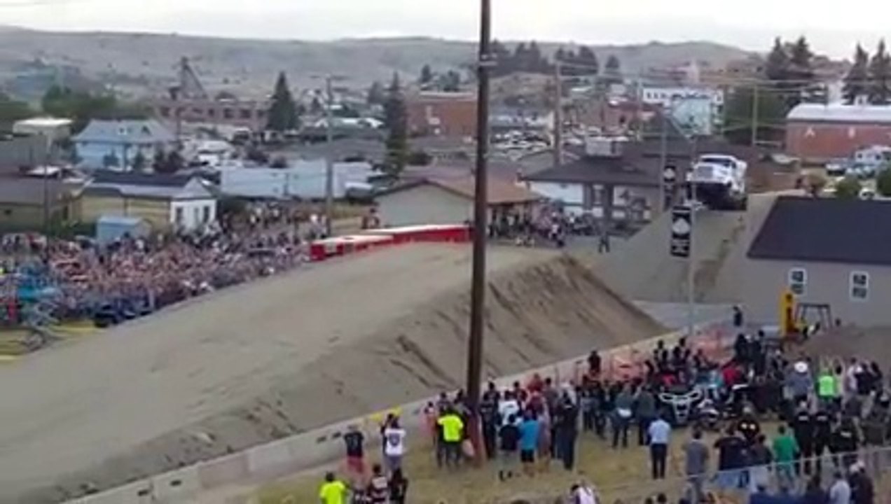 Este camion hace un salto de 50 metros