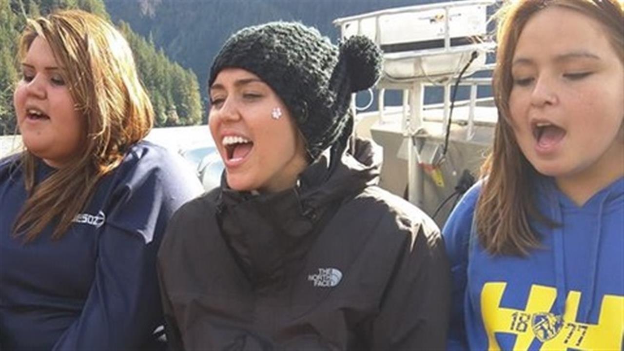 Miley Cyrus goes wild for wolves
