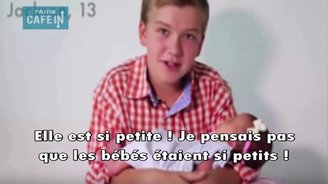 6 frères accueillent la première fille de la famille. C'est trop mignon !