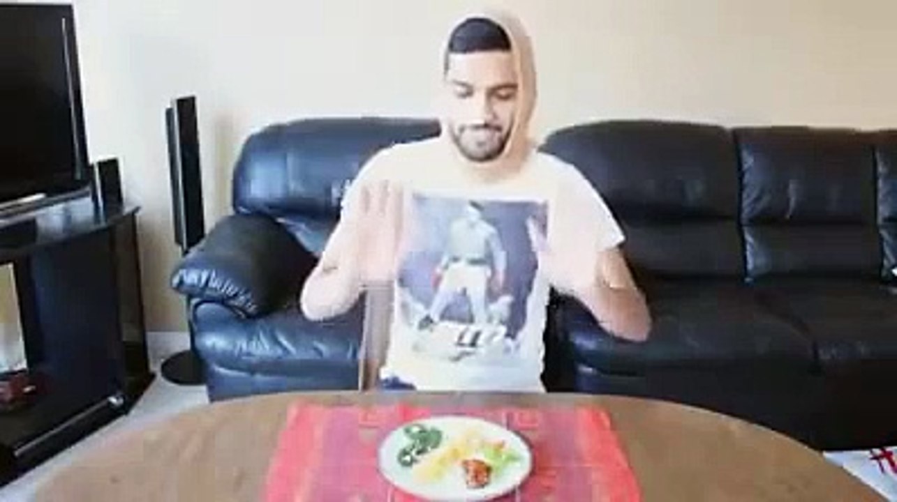HOW GIRLS EAT IN REAL ANE ON FB Zaid ali funny vid