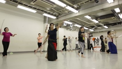 Las japonesas cambian el yoga por la katana