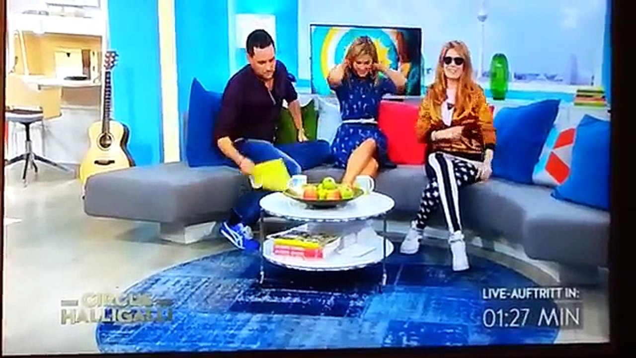 Palina-Rojinski-singt-im-Sat1-Wenn-ich-du-ware-Circus-halligalli-fruhstucksfernsehen