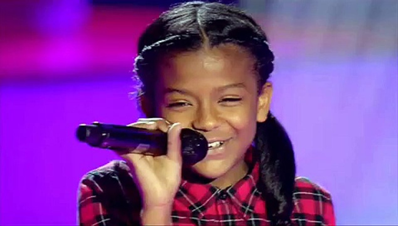 nicole cantando Happy la voz kids