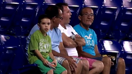 La danse hilarante d'un enfant possédé lors d'un match de baseball