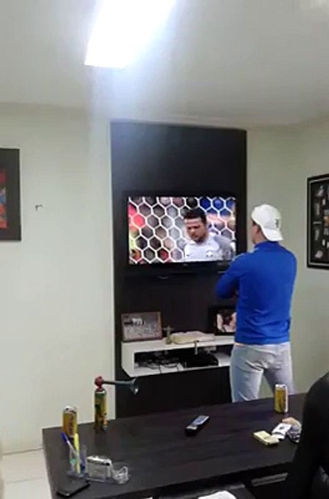 Fou de joie, il casse sa télé pendant la séance de tirs au but de Brésil-Chili