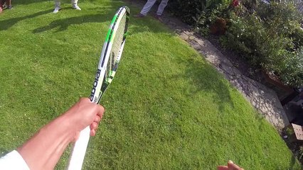 Rafael Nadal fait 400 jongles sur la tranche d'une raquette de tennis