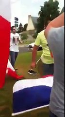 Des suporters français brûlent un drapeau algérien