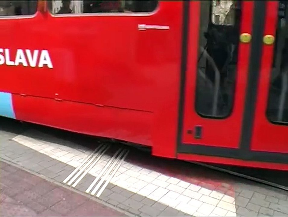 Il se déplace avec une palette sur les rails d’un tramway - Vidéo