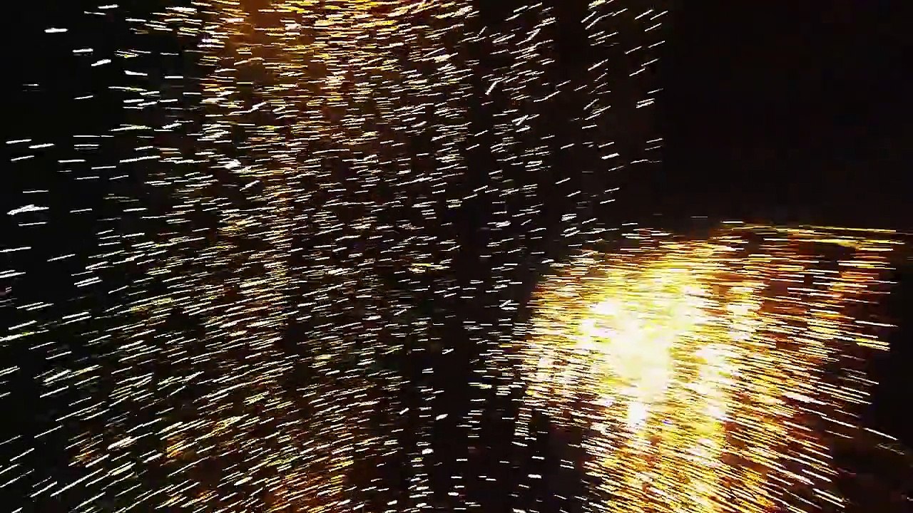 Un feu d’artifice vu de l’intérieur par un drone