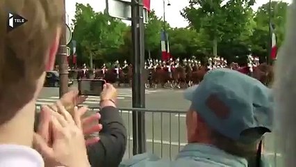 Hollande hué lors du défilé du 14 juillet 214