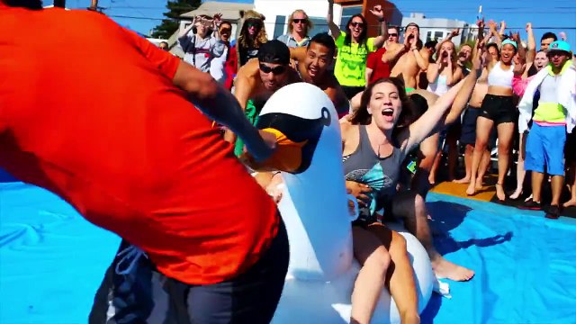 Faire du toboggan aquatique dans une rue de San Francisco