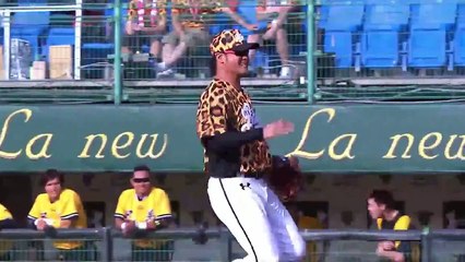 Elle réalise le coup d’envoi le plus sexy de l’histoire du baseball
