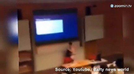 Un prof fait un strip-tease en plein cours!