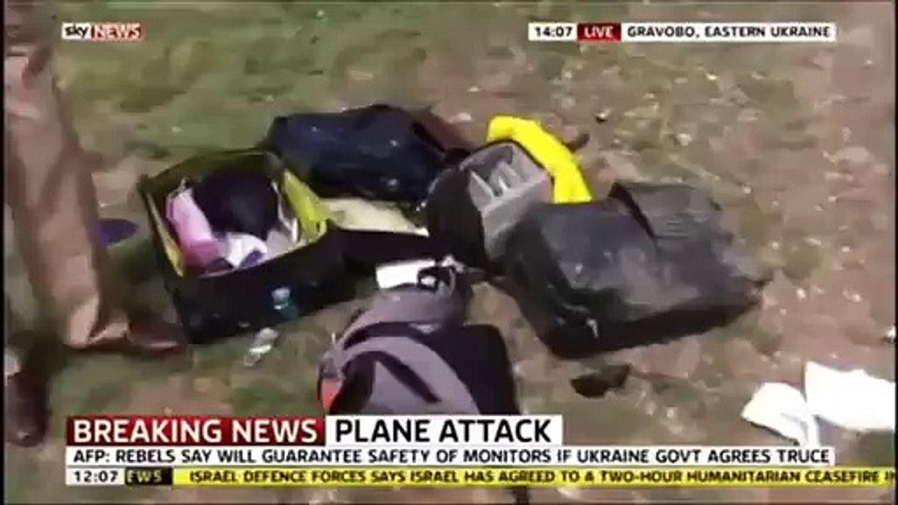 Crash du MH17: un journaliste fouille dans la valise d'une victime et s'excuse