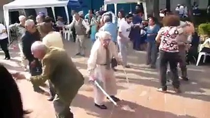 Ce grand-père a le rythme dans la peau !