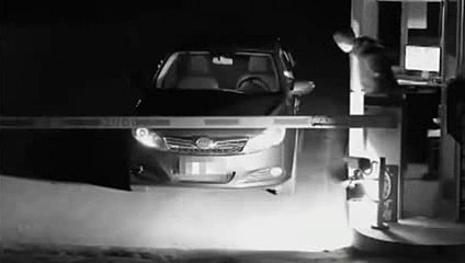 Elle fait semblant d'être un fantôme pour ne pas payer le parking !