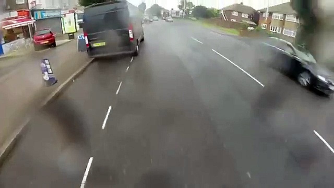 Percuté par une voiture, ce cycliste retombe sur ses pieds