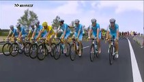 Un spectateur suit les coureurs du Tour de France en roue arrière !