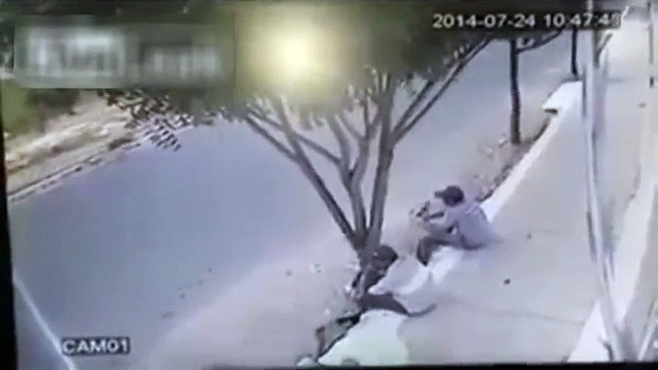 Trois hommes évitent la mort de justesse