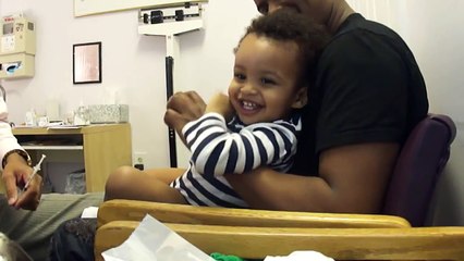 La technique amusante d'un médecin pour faire des piqûres à un enfant