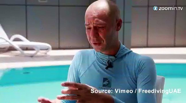 Un apnéiste qui fait des ronds de bulles