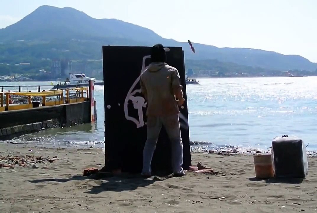 Ce street-artiste réalise une incroyable peinture de Bruce Lee en 2 minutes !