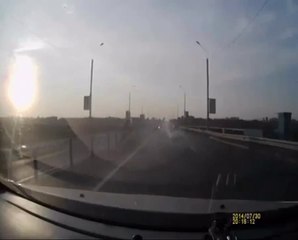 Un motard percute une voiture et retombe debout sur le toit !