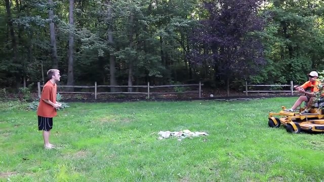 Un père détruit les jeux vidéo de son fils avec une tondeuse à gazon