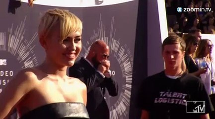 Miley Cyrus: des cache-tétons pour la Fashion Week