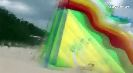 Un château gonflable affole la plage