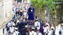 Tradition espagnole macabre: un défilé de cercueils