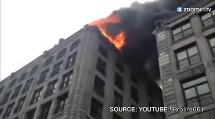 Un camion incendie pousse des véhicules de police