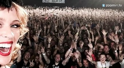 Kylie Minogue, un selfie avec ses fans en plein concert