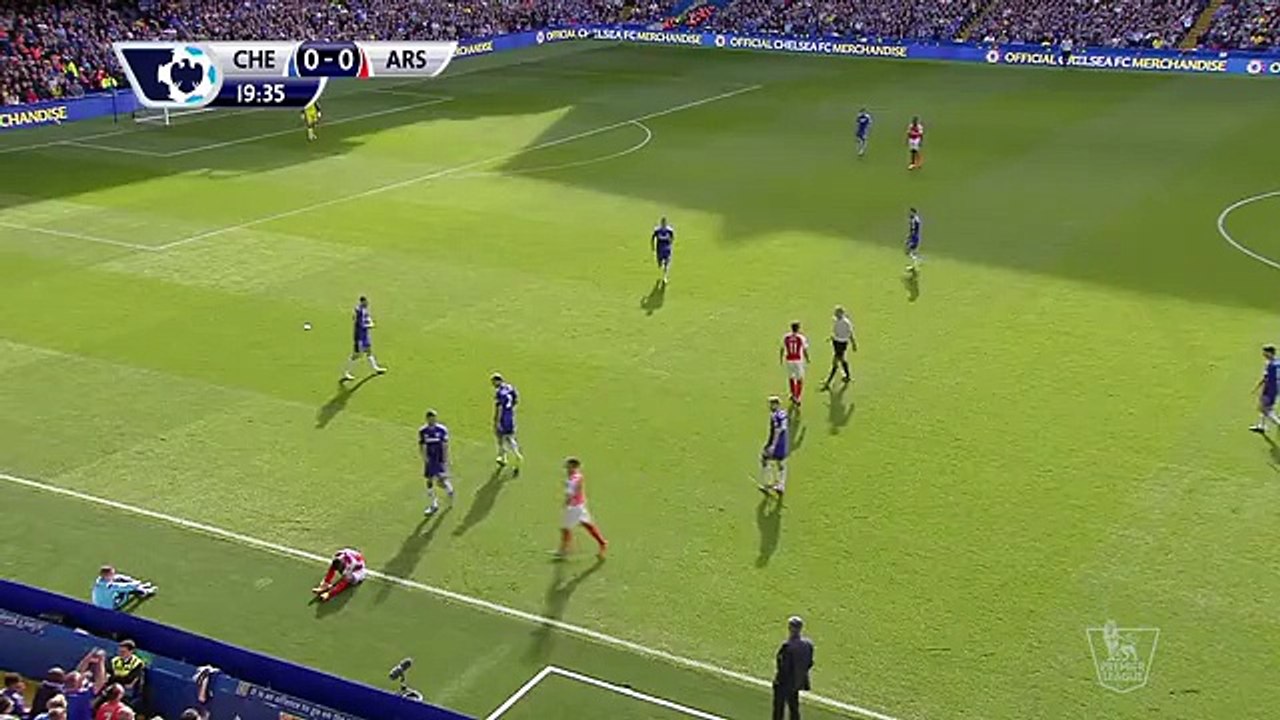 Arsène Wenger perd son calme et bouscule José Mourinho