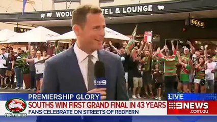 Un supporter se déshabille intégralement pendant le duplex d'un journaliste