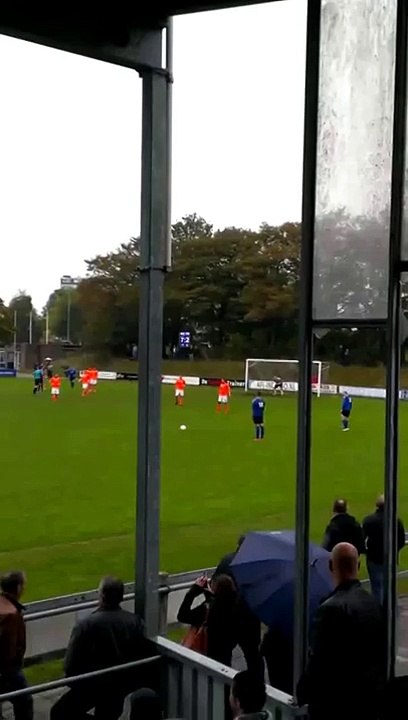 Il tente un coup du foulard sur coup franc