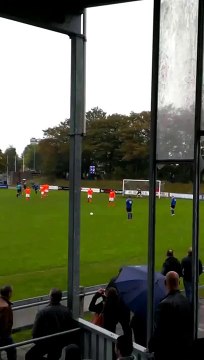 Il tente un coup du foulard sur coup franc