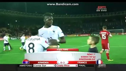 Un enfant refuse le short offert par Paul Pogba