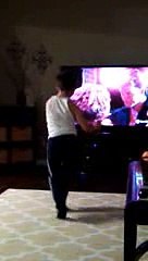 Ce petit garçon danse comme ¨Patrick Swayze dans Dirty Dancing !