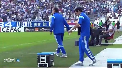 Marcelo Bielsa se brûle les fesses avec un café posé sur sa glacière