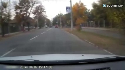 Il ruine son Audi Q7 sur un pylône électrique!