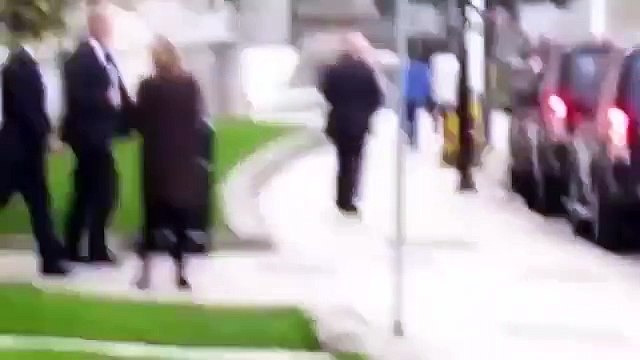 Pressé, il bouscule le Premier ministre dans la rue et se fait plaquer au sol