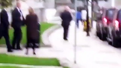 Pressé, il bouscule le Premier ministre dans la rue et se fait plaquer au sol